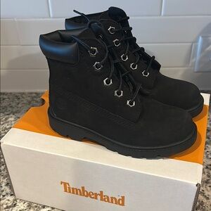NIB Timberland Classic 6 inch lace waterproof shoes